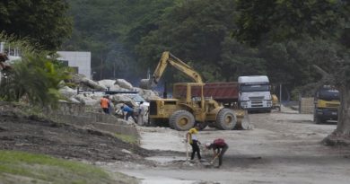 Continúan trabajos de despeje de la vía principal de El Castaño