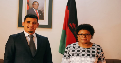 Embajador venezolano entrega copias de estilo a Canciller de Malawi