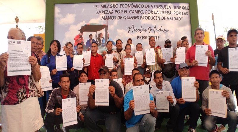 INTI entrega 769 títulos de propiedad a productores de cinco estados orientales