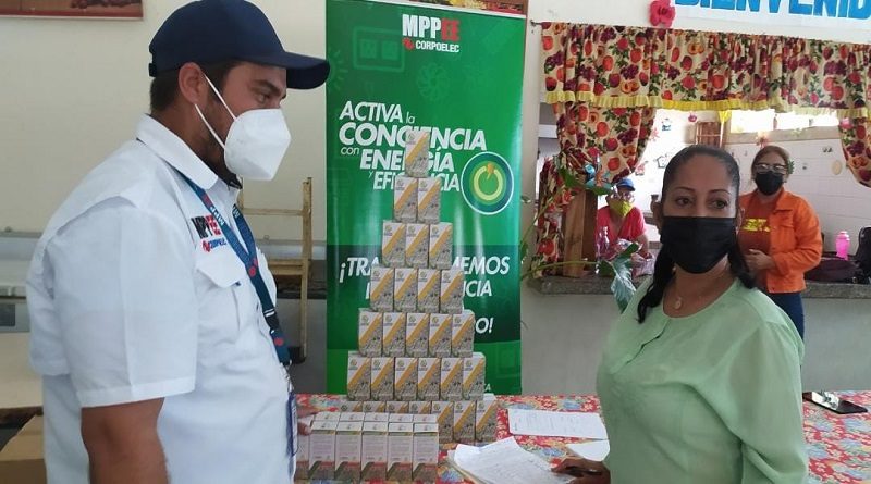 Corpoelec distribuye bombillos LED para escuelas de diversos estados