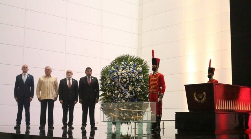 Colocan ofrenda floral a El Libertador por 47° aniversario del Convenio de Panamá
