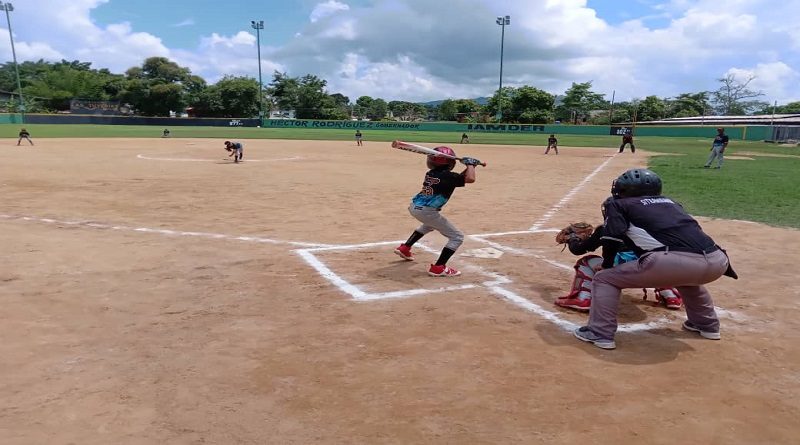 Inauguran Campeonato de Béisbol Menor 2022 en Paz Castillo en Miranda