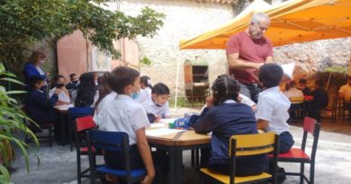Estudiantes aprenden técnicas de dibujo en Los Teques