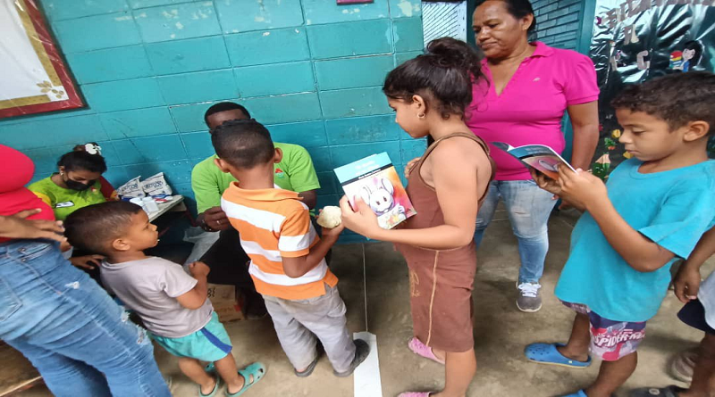 Ministro de Cultura llama a donación de libros para niños refugiados de Las Tejerías