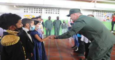 Ministro de Defensa respalda retorno a clases en nuevo año escolar