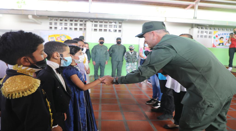Ministro de Defensa respalda retorno a clases en nuevo año escolar