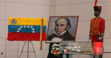 Rinden honores con ofrenda floral al maestro Simón Rodríguez por motivo de su natalicio