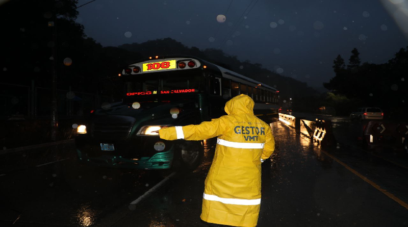 El Salvador declara alerta roja por tormenta tropical Julia