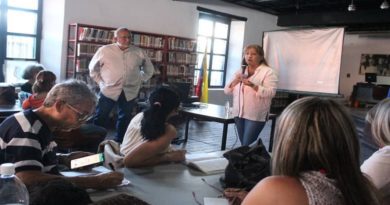 Analizan en La Guaira importancia de la autobiografía local para cronistas comunales