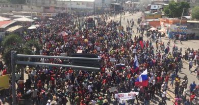 Haitianos protestan contra posible intervención extranjera y piden renuncia del Primer Ministro Ariel Henry