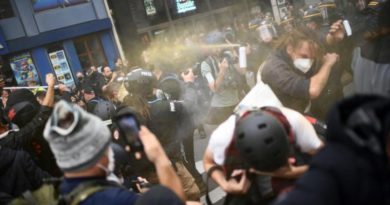 Policía de Francia reprime a manifestantes y ataca a mujeres que protestan por deterioro económico