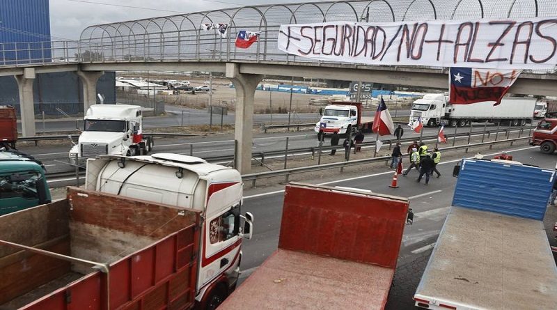 Gremio de camioneros interrumpen principales vías en Chile por cuarto día tras aplicación de Ley de Seguridad
