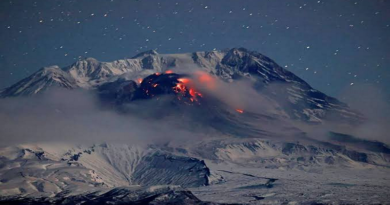 Captan erupción de Shiveluch, uno de los volcanes activos más grandes de Rusia