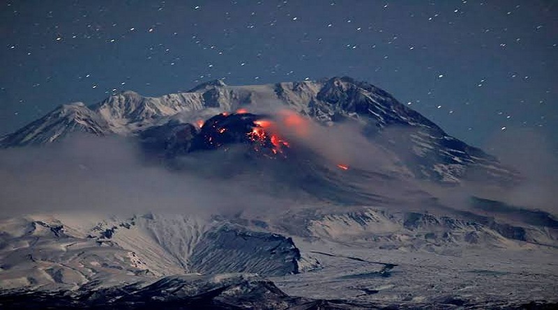 Captan erupción de Shiveluch, uno de los volcanes activos más grandes de Rusia
