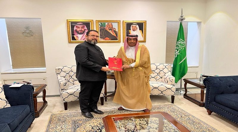 David Velásquez entrega copias de cartas credenciales como embajador de Venezuela ante el Reino de Arabia Saudita
