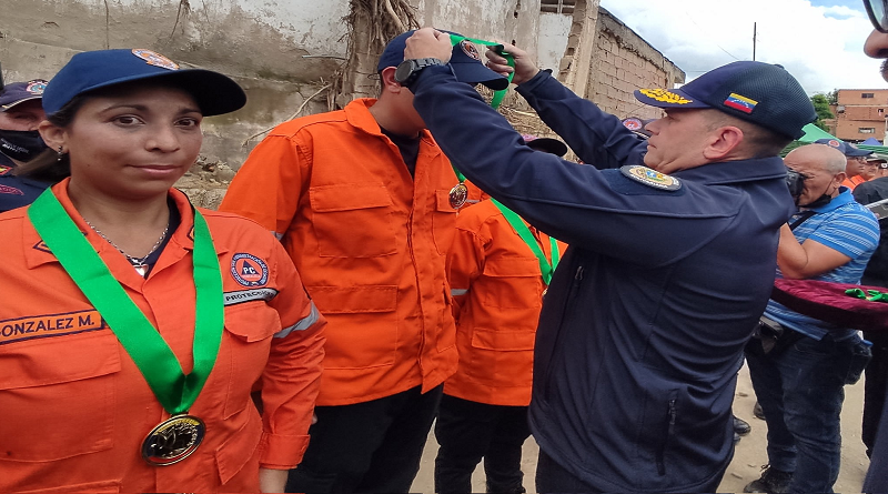 Condecoran a funcionarios de protección civil en ocasión de su 21º aniversario
