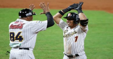 Leones desató feroz ofensiva para derrotar 12-2 a los Cardenales