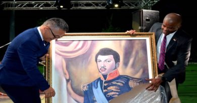Embajador de Haití en Venezuela obsequia a Ernesto Villegas cuadro del prócer Alexandre Petion