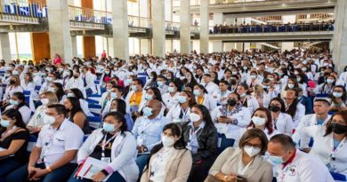 Gobierno impulsa formación de médicos para atender comunidades