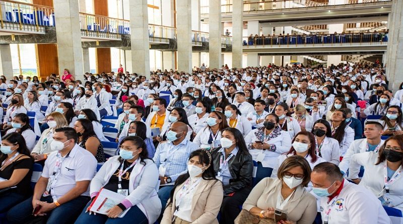 Gobierno impulsa formación de médicos para atender comunidades