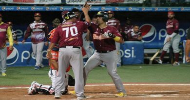 Robinson Chirinos comandó triunfo del Magallanes 17-6 sobre Caribes