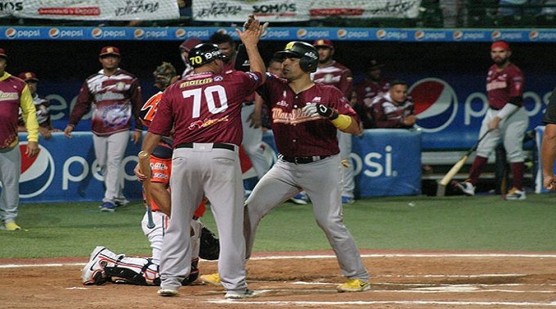 Robinson Chirinos comandó triunfo del Magallanes 17-6 sobre Caribes