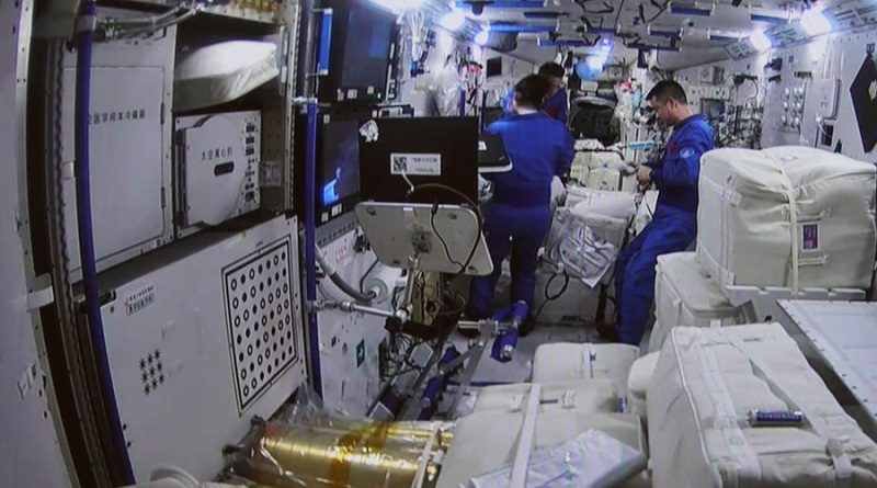 Tripulación de Shenzhou-14 entra en nave espacial de carga Tianzhou-5