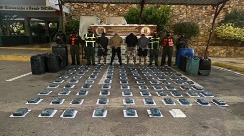 Detienen a cuatro sujetos con 97 envoltorios de cocaína y 575 litros de gasolina en Sucre