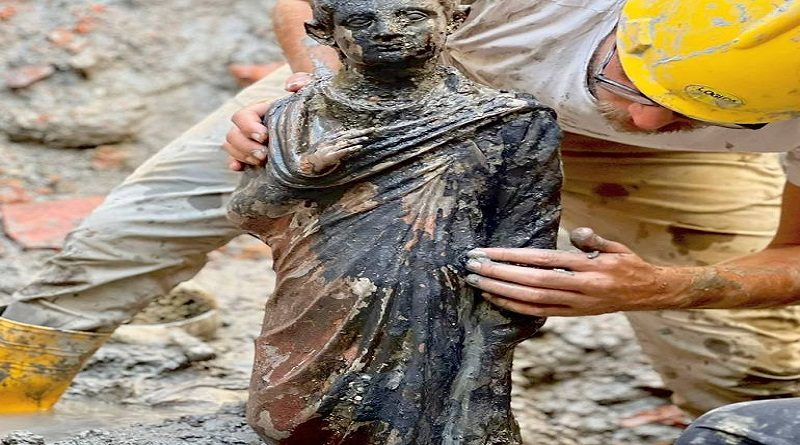 Arqueólogos hallan más de 20 estatuas romanas de bronce en Italia