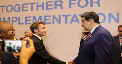 Presidente Maduro se reúne con el presidente de Francia Emmanuel Macron durante la COP27