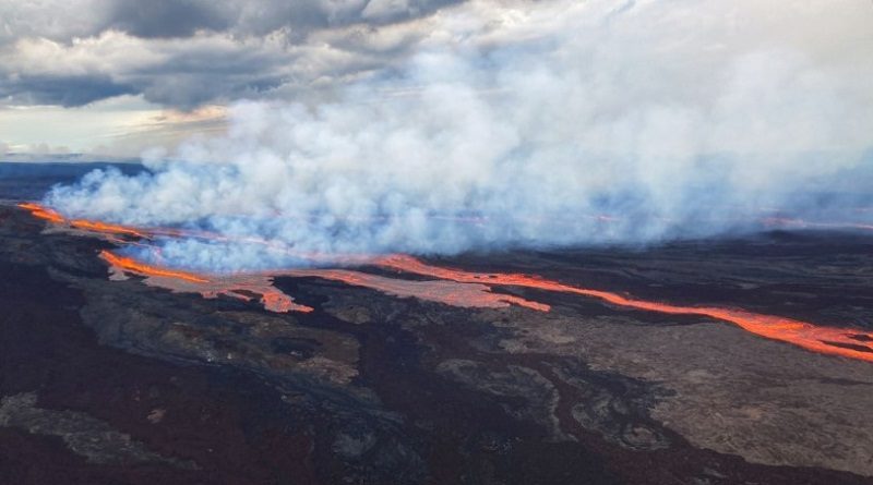 El volcán más grande del mundo entra en erupción en Hawái
