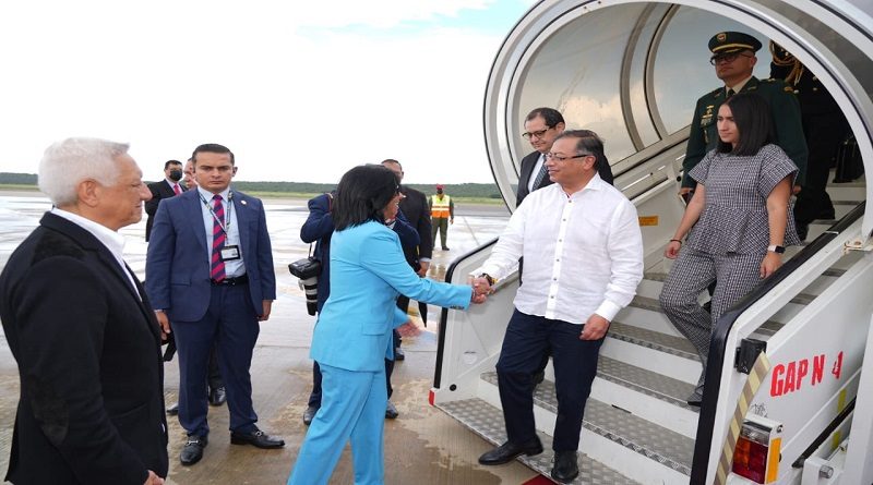 Arriba a la Patria de Bolívar el presidente colombiano Gustavo Petro tras reanudación de las relaciones bilaterales