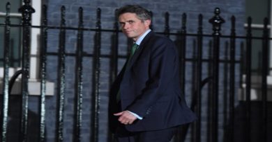 Renuncia ministro británico Gavin Williamson tras denuncias por acoso
