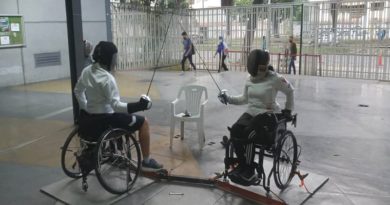 Dictan clase especial de esgrima a atleta paralímpica Francia Jaimez
