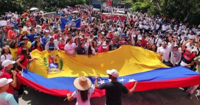 Estudiantes Universitarios celebran el acceso libre a la educación superior en Venezuela