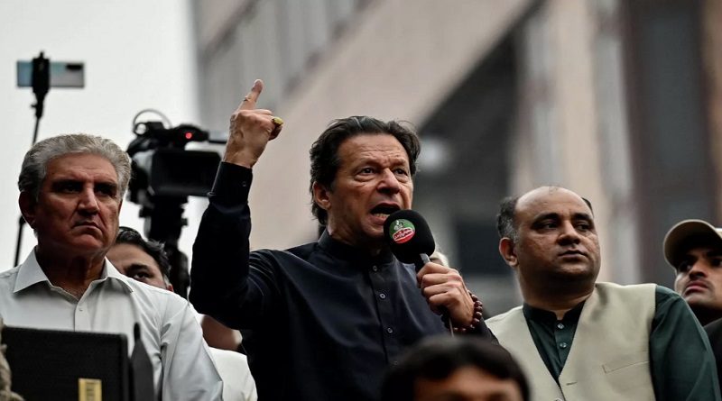 Ex primer ministro pakistaní fue herido de bala durante marcha de protesta