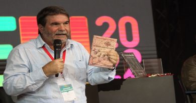 Omar Valiño presenta dos libros que enaltecen el teatro cubano