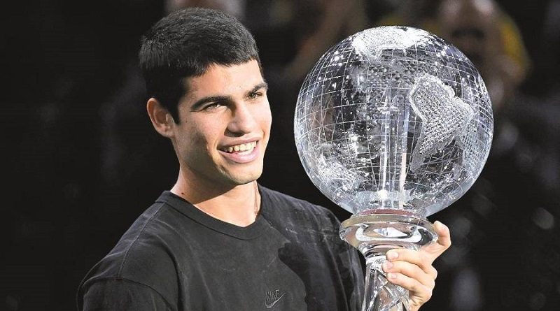 Carlos Alcaraz recibe el trofeo que le acredita como el tenista número 1 del mundo