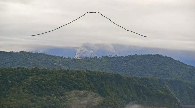 Volcán Sangay de Ecuador emite nube de ceniza