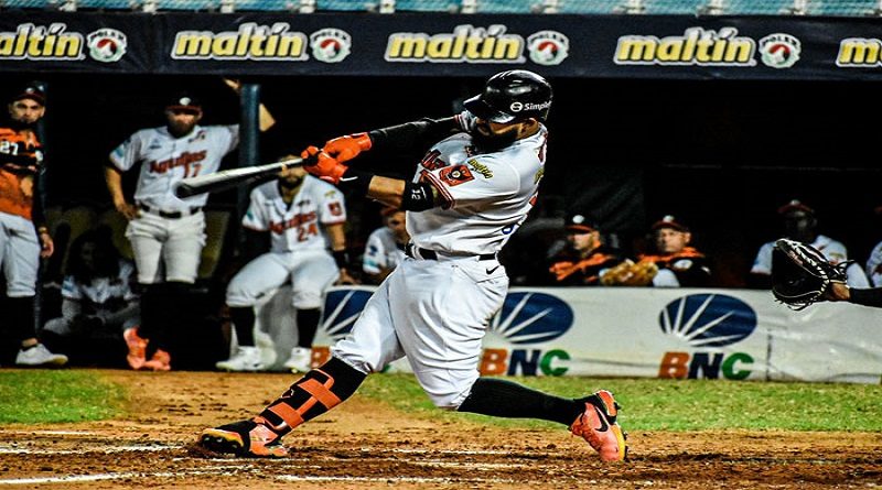 Águilas cortó una racha de 11 derrotas al vencer 8-7 a los Leones