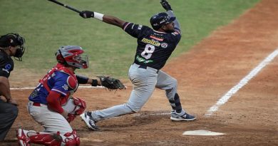 Tigres superó 8-4 a los Tiburones en el Universitario
