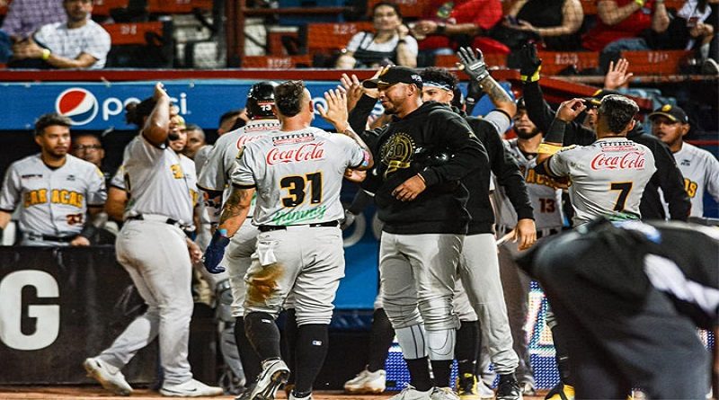 Leones se afianzan en la cima tras vencer 16-7 a los Cardenales