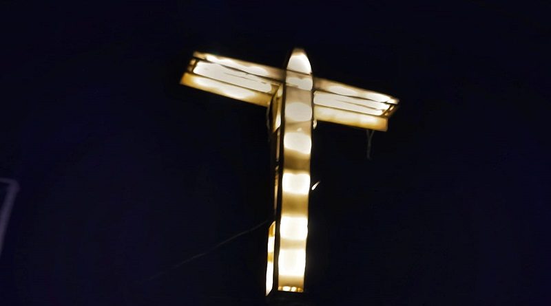 Encienden tradicional Cruz de Cerro Perico en Puerto Ayacucho