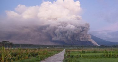 Volcán Semeru entra en erupción en Indonesia