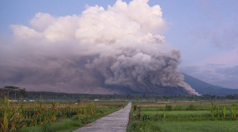 Volcán Semeru entra en erupción en Indonesia
