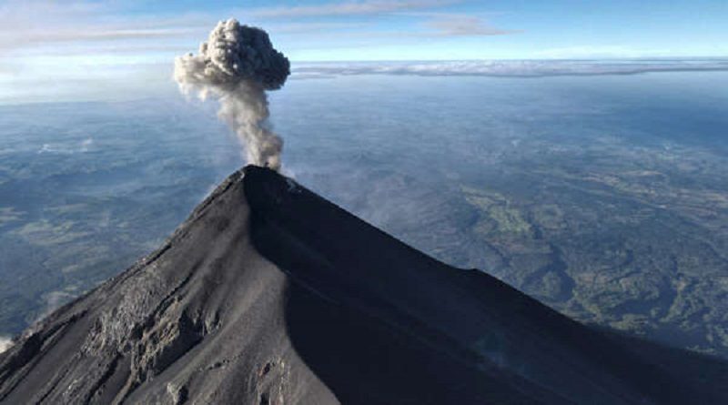 Volcán de Fuego en Guatemala entra en erupción con flujos de lava