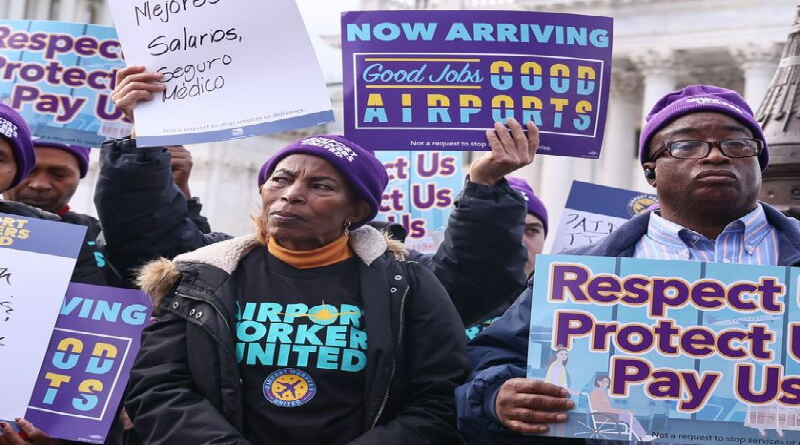 Trabajadores aeroportuarios protestan por mejoras laborales en EE. UU.