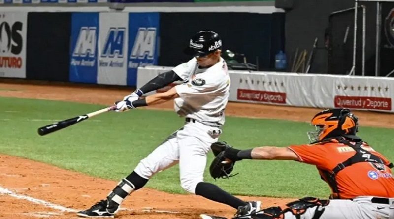 Jardinero Tomo Otosaka llega a 10 bases robadas en la campaña de la LVBP