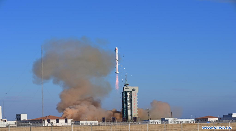 China lanza dos satélites experimentales espaciales