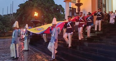 Conmemoran Bicentenario de la Batalla Naval del Lago de Maracaibo con izada de bandera